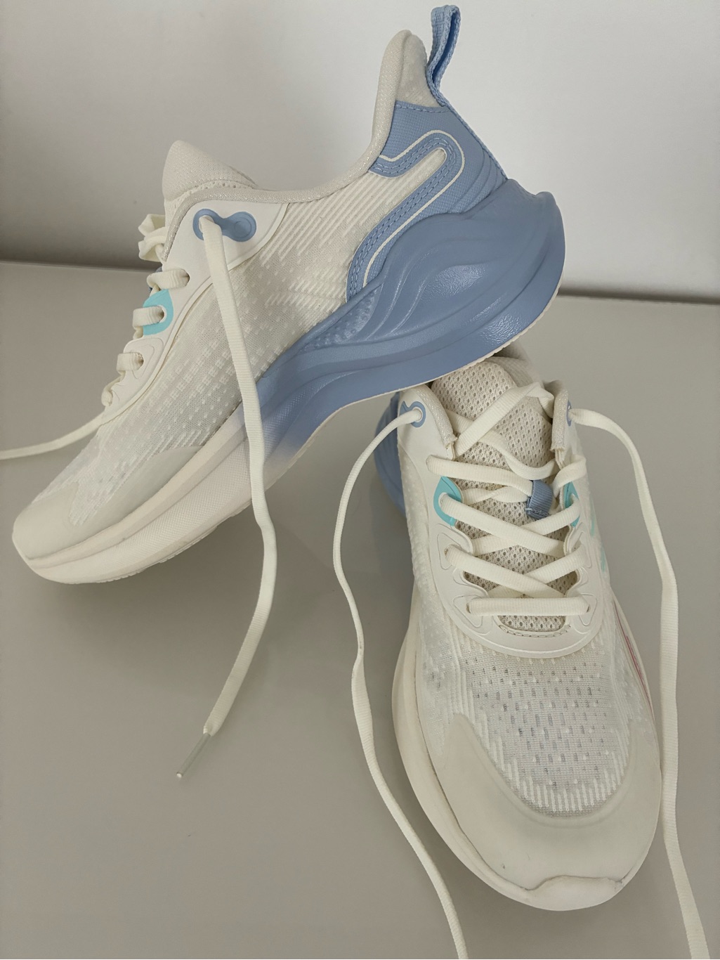 Anta Wmns Anta The Cloud 3 White Blue Running Shoes Size 75